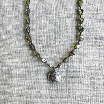 Rainforest necklace detail